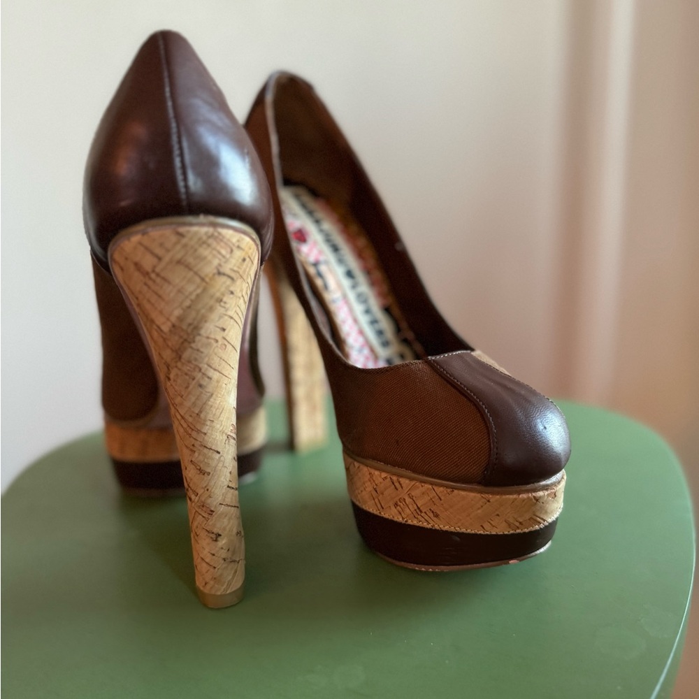 Harajuku Lovers brown pumps!